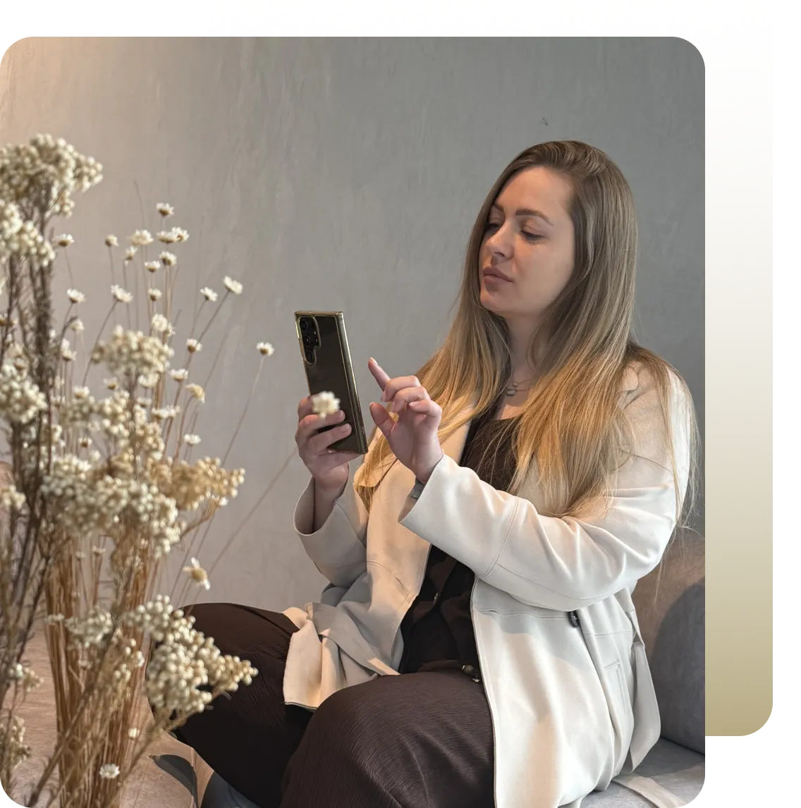 Właścicielka salonu sprawdzająca dane z poprzedniego systemu na telefonie.